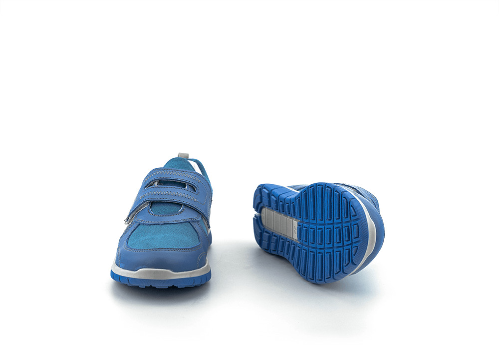 Детски спортни обувки в светло синя напа и велур 360° placeholder image
