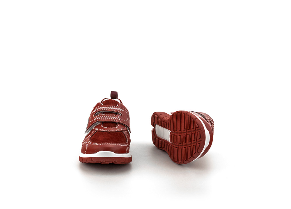 Детски спортни обувки в червена напа и велур 360° placeholder image