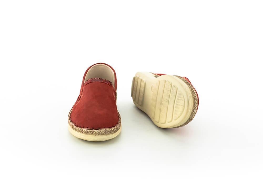 Дамски обувки с ластик в червено 360° placeholder image