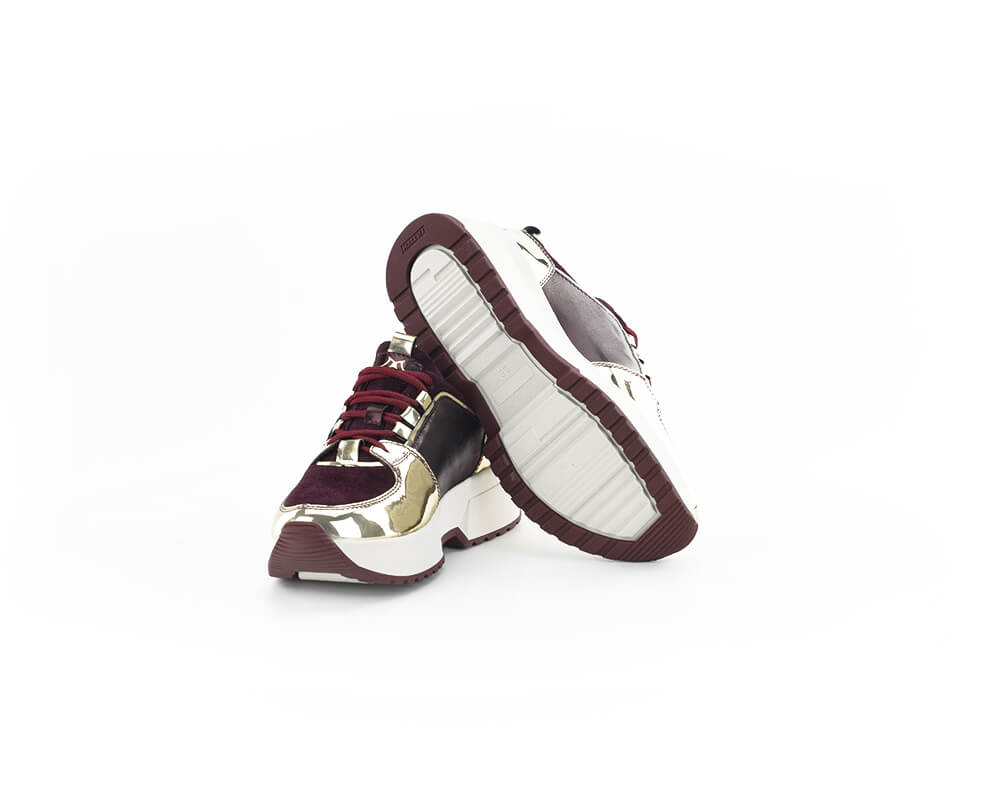 Ladies' sport shoes in burgundy with gold elements 360° Image