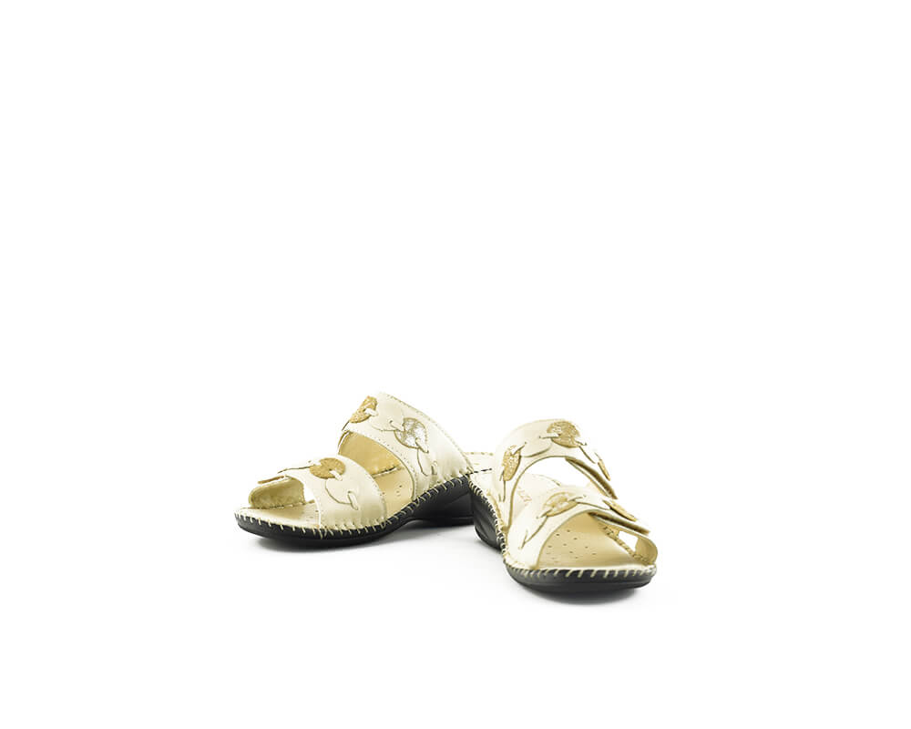 Ladies' slippers in beige 360° Image