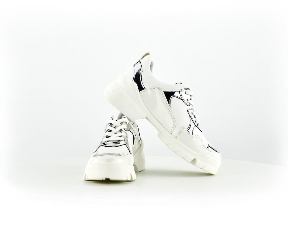 Ladies' sneakers in white and silver 360° Image