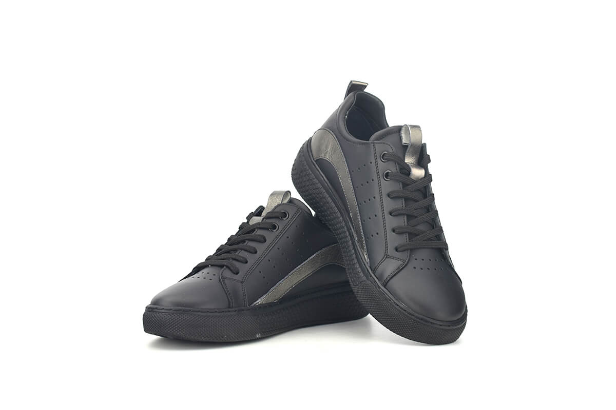 Ladies' sports shoes in black and silver 360° Image