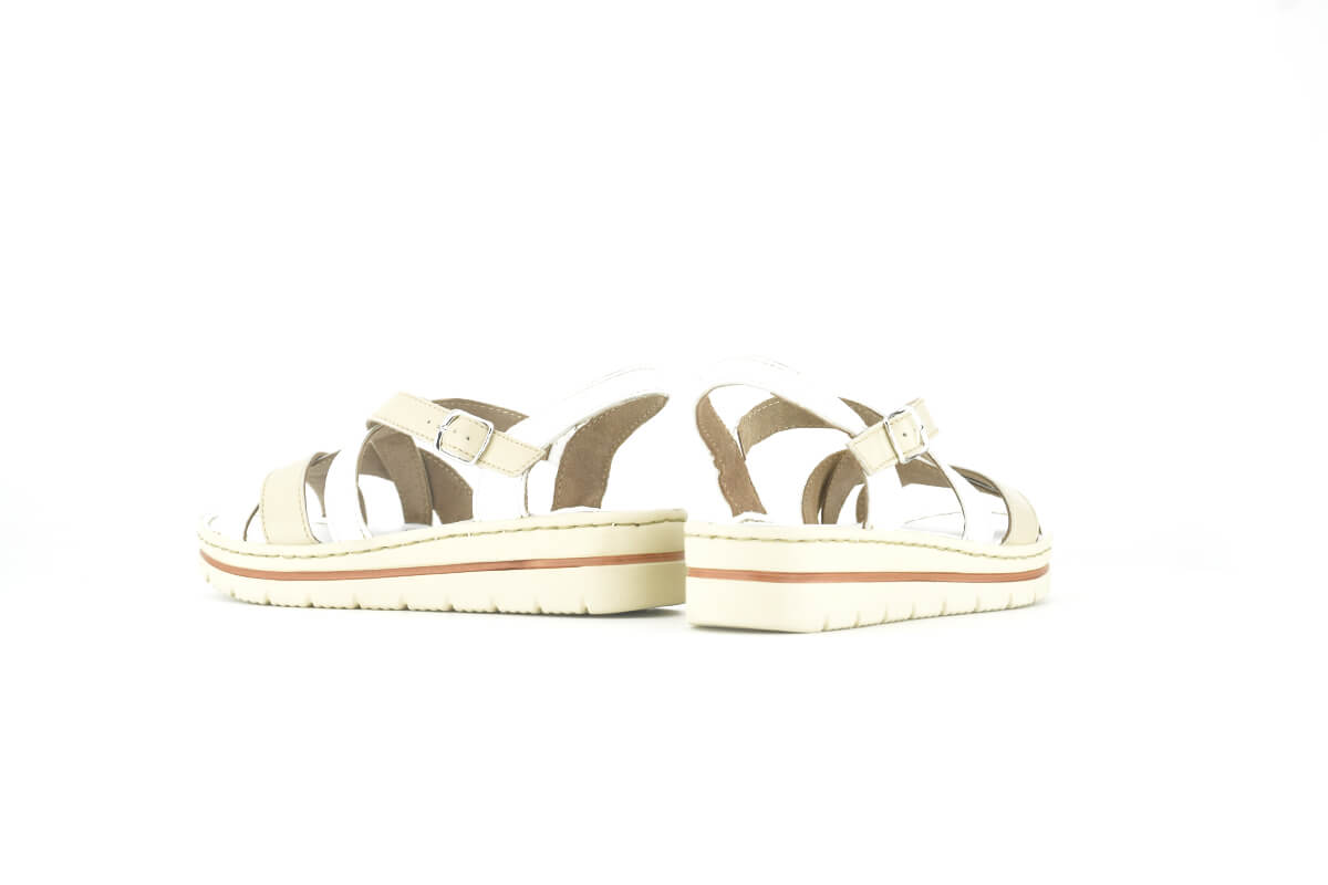 Ladies' sandals in white and beige 360° Image