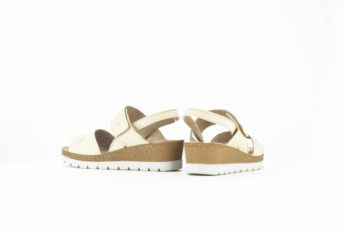 Ladies' beige sandals 360° Image