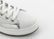 Детски спортни обувки в бял цвят и сребърна лента Thumb