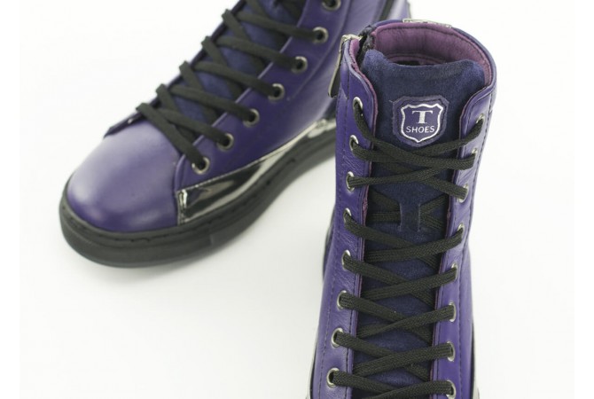Kids' sports shoes in purple with silver stripe