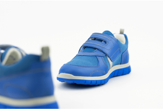 Детски спортни обувки в светло синя напа и велур