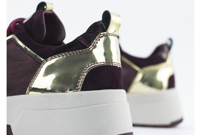 Ladies' sport shoes in burgundy with gold elements