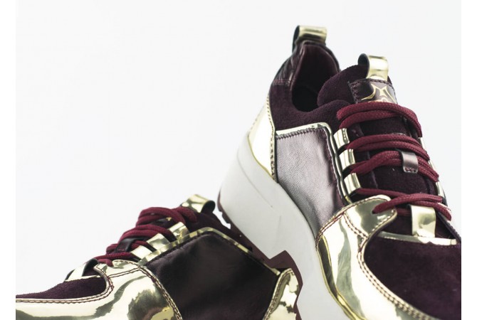 Ladies' sport shoes in burgundy with gold elements