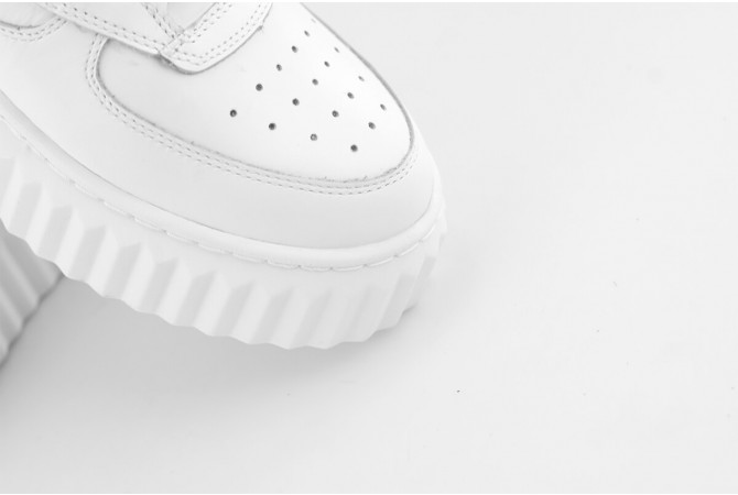 Ladies' sports shoes made in white and silver