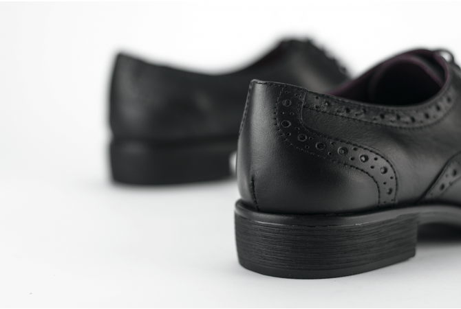 Дамски обувки с перфорация в черен цвят