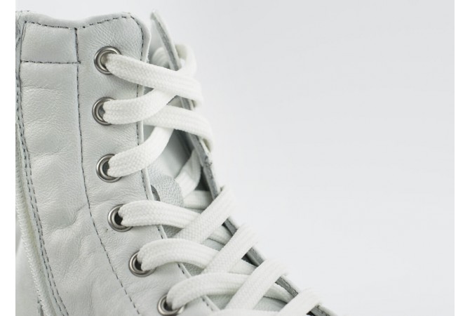 Детски спортни обувки в бял цвят и сребърна лента