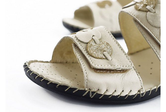 Ladies' slippers in beige