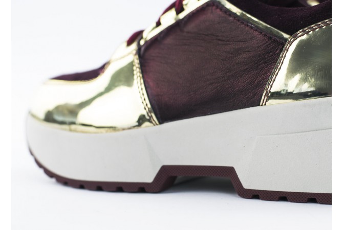 Ladies' sport shoes in burgundy with gold elements