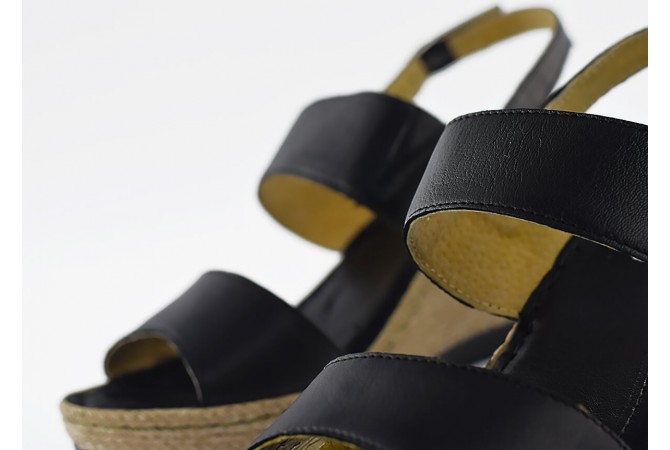 Ladies' sandals in black