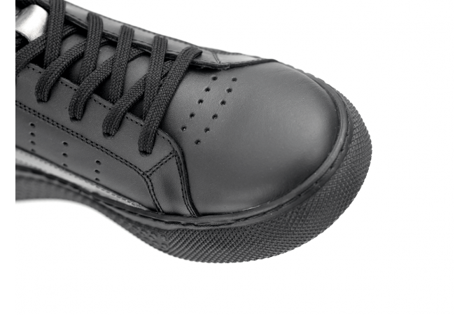 Ladies' sports shoes in black and silver