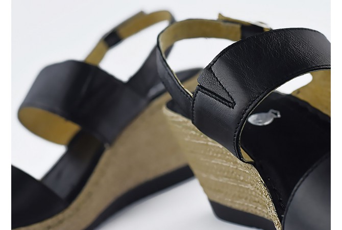 Ladies' sandals in black