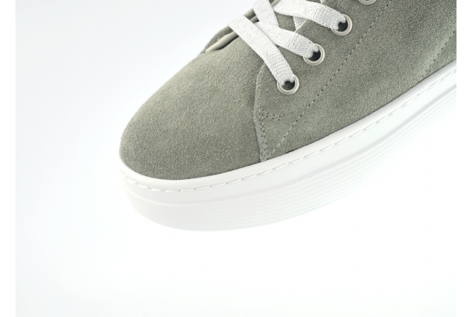 Ladies' sports shoes in gray suede leather