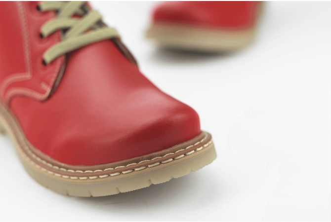 Kids' boots type chukka in red color