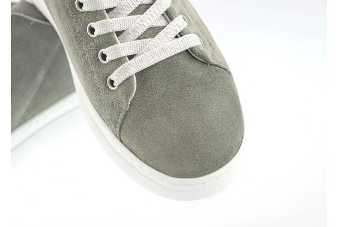 Ladies' sports shoes in gray suede leather