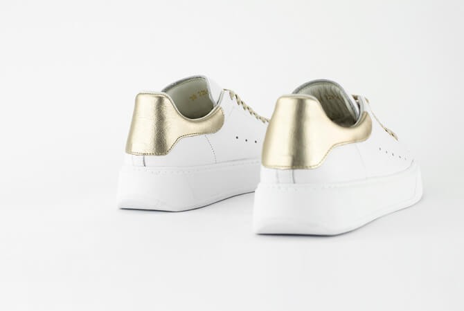 Ladies' sneakers in white and gold