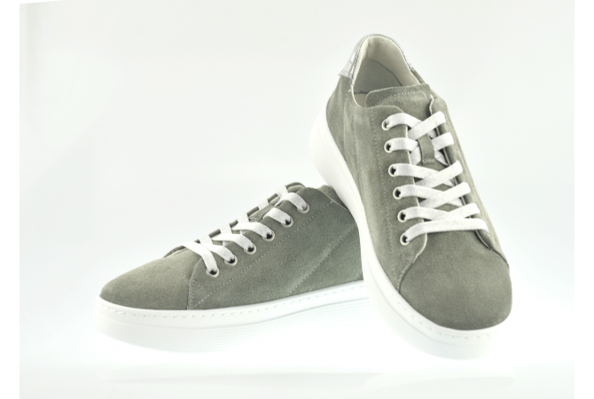 Ladies' sports shoes in gray suede leather