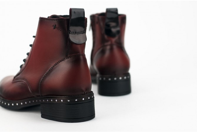 Ladies' boots with an impressive footbed in claret color