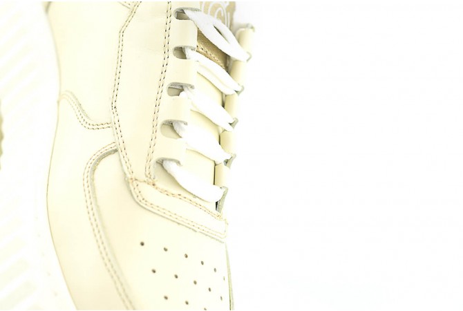 Ladies' sports shoes from beige leather