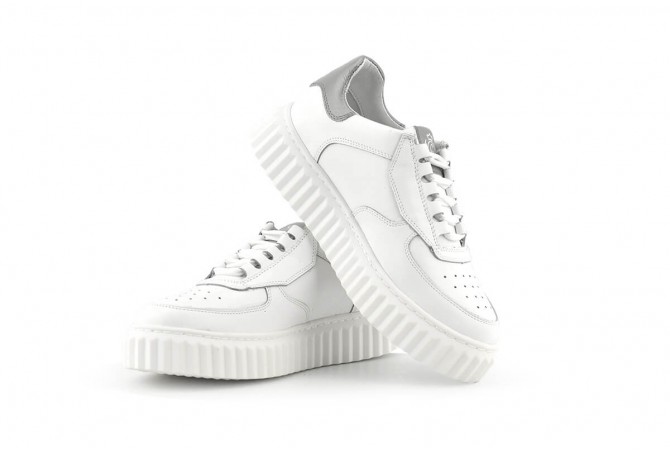 Ladies' sports shoes made in white and silver