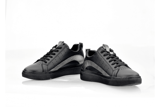 Ladies' sports shoes in black and silver