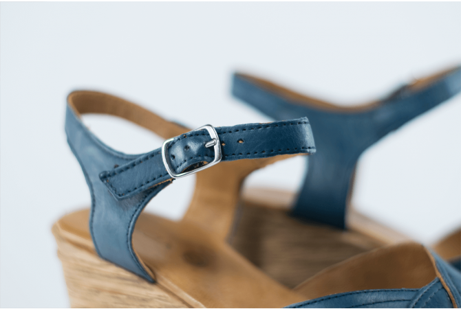 Сини дамски сандали с клиновиден ток