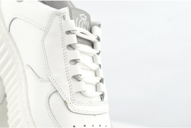 Ladies' sports shoes made in white and silver