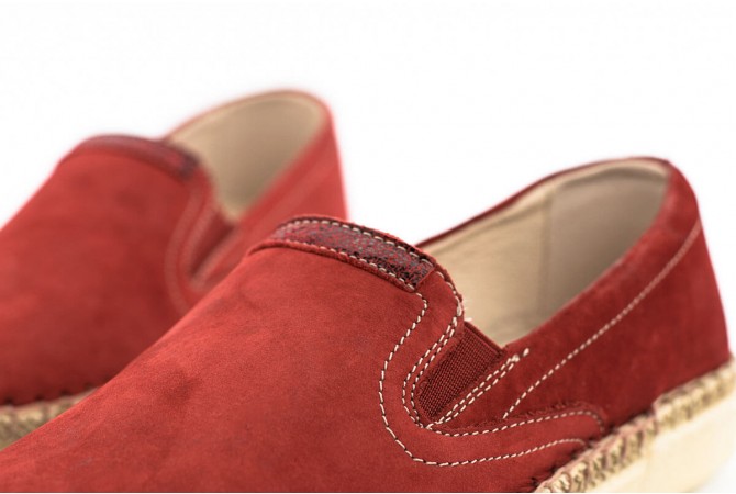 Дамски обувки с ластик в червено