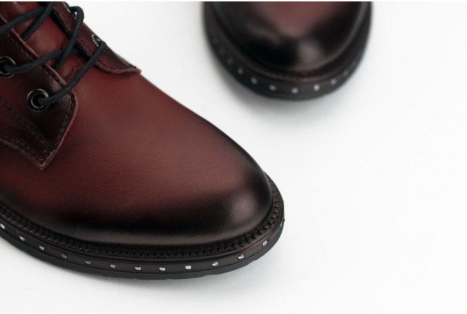 Ladies' boots with an impressive footbed in claret color