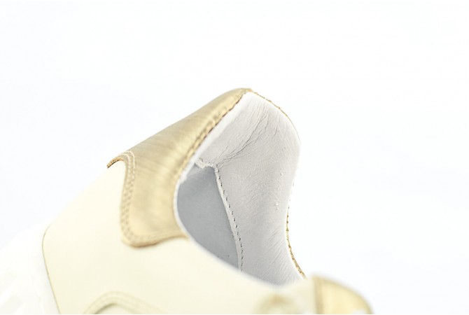 Ladies' sports shoes from beige leather