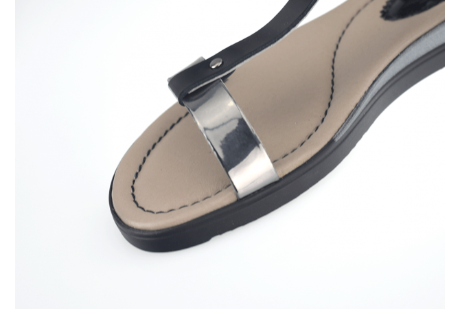 Ladies' sandals in black and silver