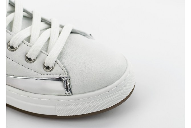 Детски спортни обувки в бял цвят и сребърна лента