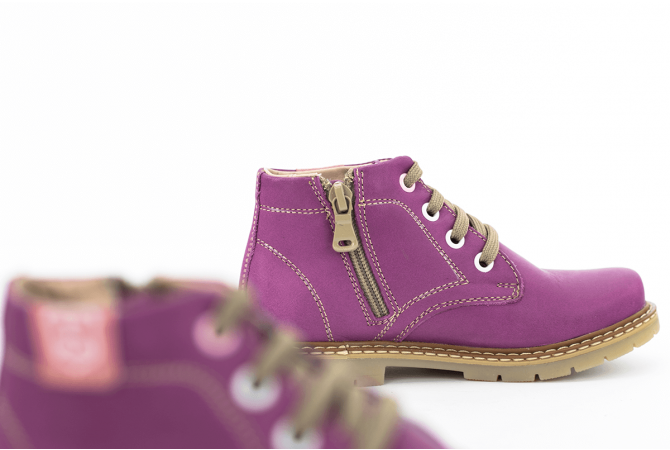 Kids' boots in purple-pink color