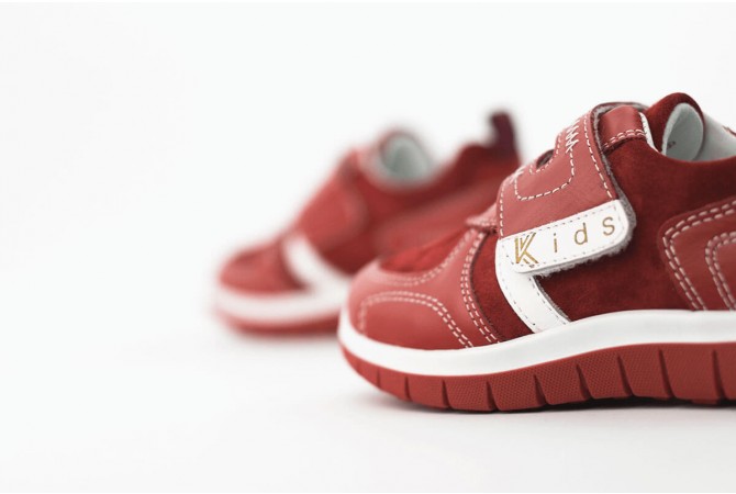 Детски спортни обувки в червена напа и велур