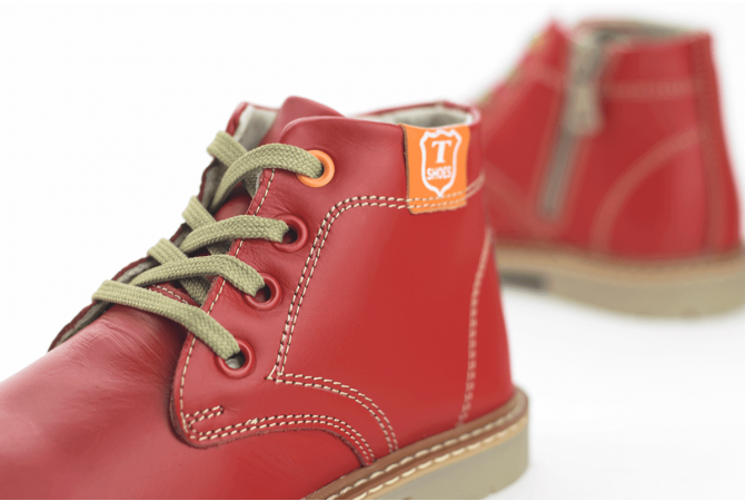 Kids' boots type chukka in red color