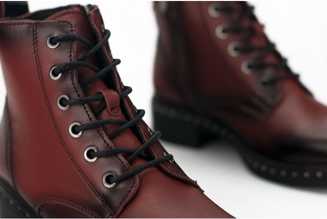 Ladies' boots with an impressive footbed in claret color